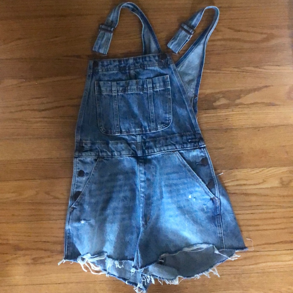 Abercrombie and Fitch cut off overalls